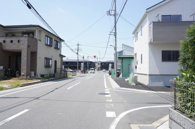 草加市原町3丁目 新築分譲住宅の前面道路含む現地写真