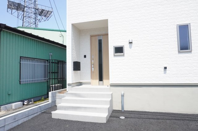 草加市原町3丁目 新築分譲住宅の玄関