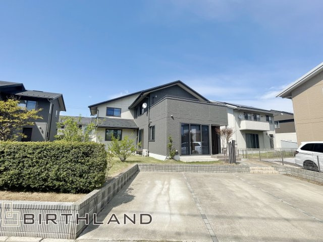 安積町成田田向　サンステージこおりやま　中古住宅の外観|敷地面積324.14㎡（約98.05坪）で広々！お庭ではガーデニングなども楽しめます！