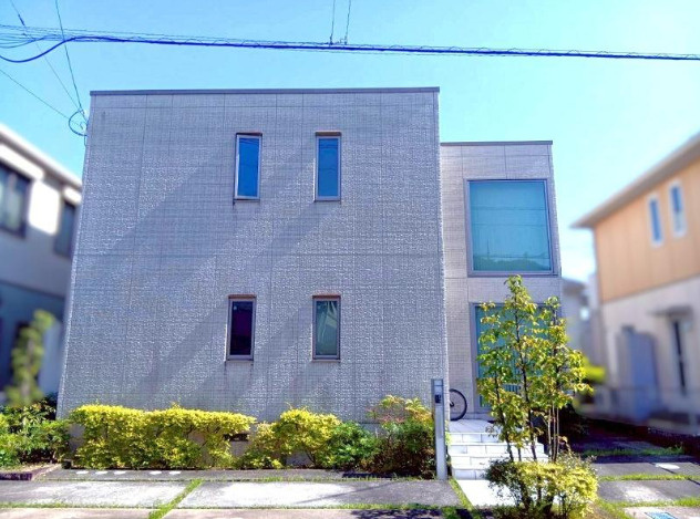 「大きな窓が魅力的」高知市長浜蒔絵台2丁目　中古戸建ての外観|大きな窓からたっぷりと光が差し込み、明るく開放的な暮らしを実現します。