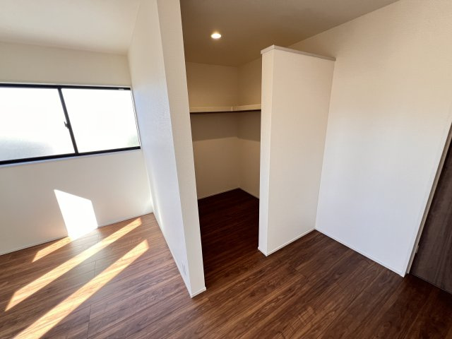 ROOTS七日市の収納|主寝室の大型のウォークインクローゼットは収納ラクラク、お部屋スッキリ♪