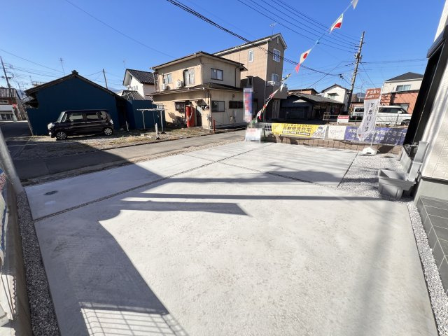 ROOTS七日市の駐車場