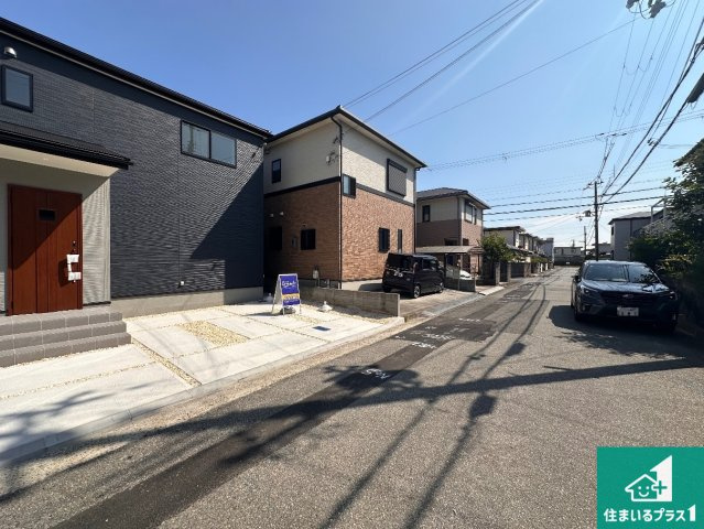 加古川市東神吉町神吉　第12期　新築一戸建ての前面道路含む現地写真|周辺は閑静な住宅街！前面道路広々で車の出し入れも便利です。駐車が苦手な方でも安心して車庫入れできます！