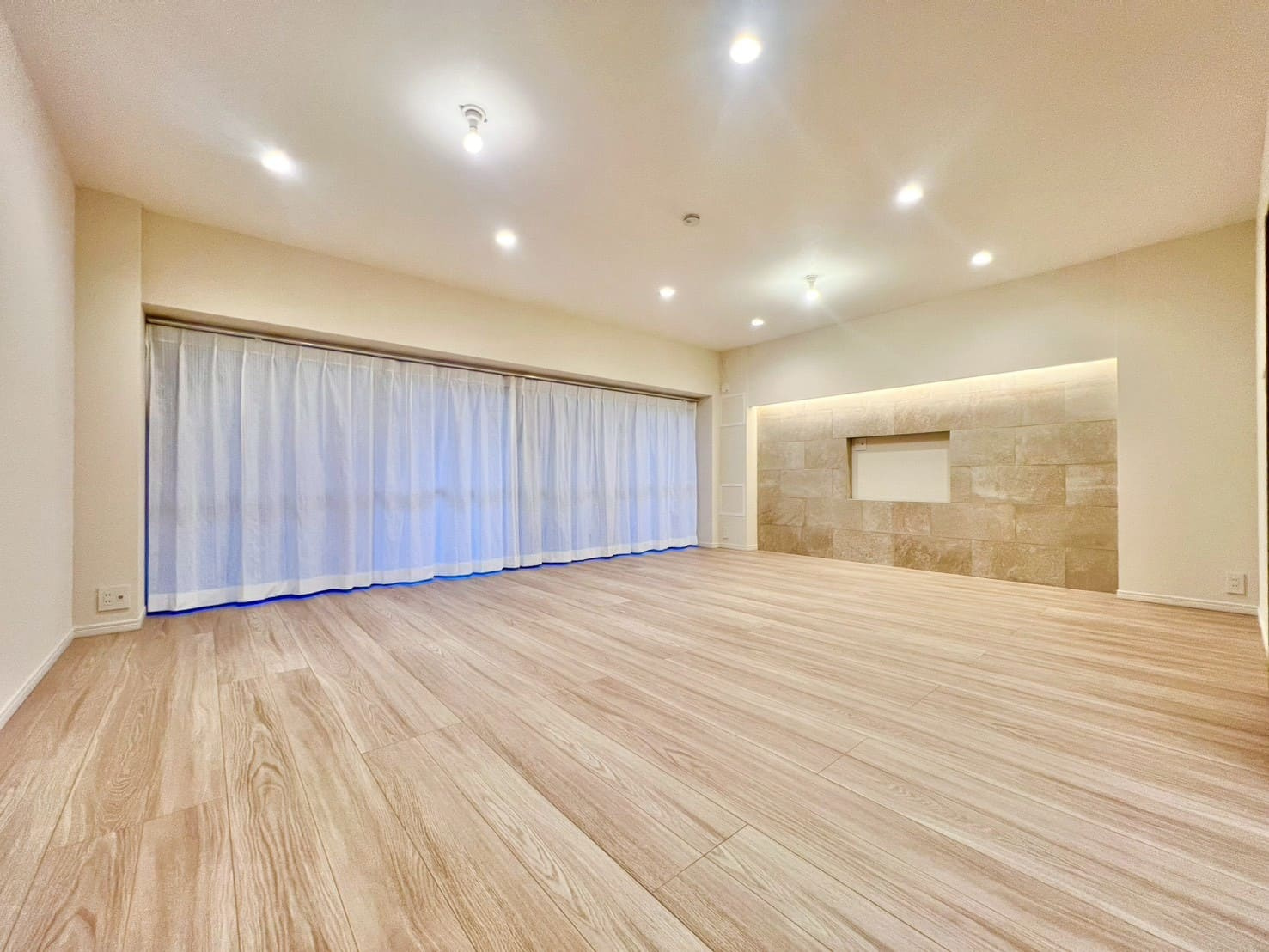 虹ヶ丘マンション本館の居間・リビング|2026年4月リフォーム工事実施
天井ダウンライト設置、クロス張替え、タイル貼り、フローリング張替