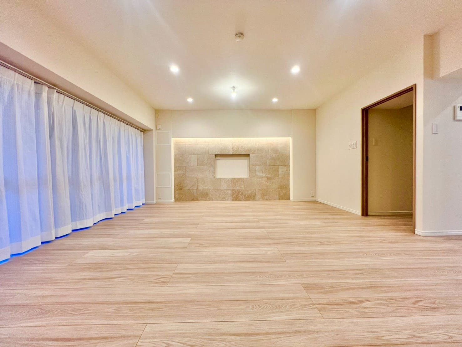 虹ヶ丘マンション本館の居間・リビング|2026年4月リフォーム工事実施
天井ダウンライト設置、クロス張替え、タイル貼り、フローリング張替