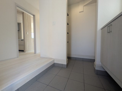 【玄関】 | 安行領家新築戸建 | 土間収納もある玄関です。ベビーカーやアウトドア用品が気軽に置けるお家ってなかなかないですよ！