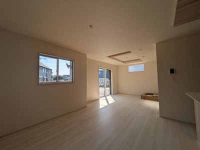 【居間・リビング】 | 安行領家新築戸建 | 広々洋室です。間に仕切りを設けることで、部屋を増やせます。
