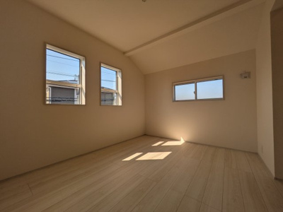【洋室】 | 安行領家新築戸建 | 明るい洋室です。小窓がいい味出しているとおもいませんか！？