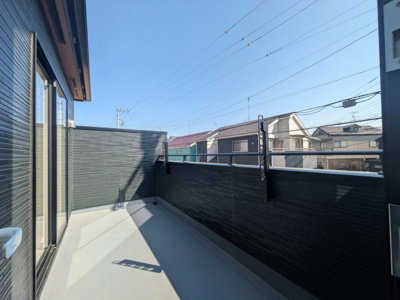 【バルコニー】 | 安行領家新築戸建 | 写真では表現しきれないのが惜しい広々バルコニーです。一度見た方がいいです。
