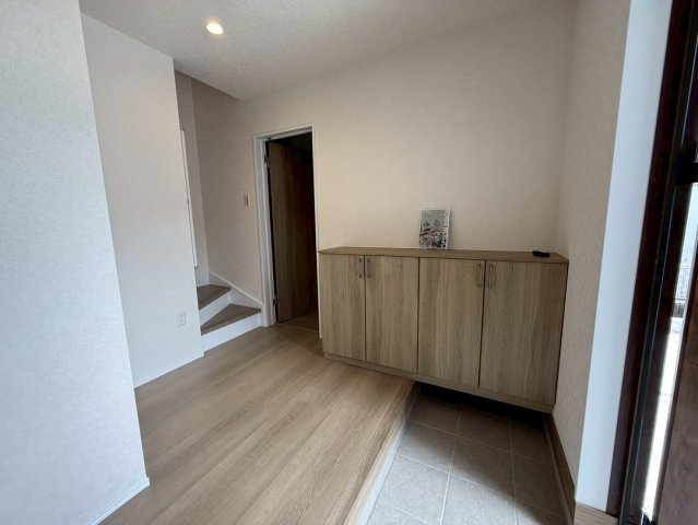 秦野市三屋新築戸建て　第1-2号棟の玄関|収納もある玄関です