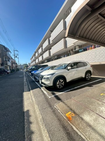 コーポラス茨木A棟の駐車場