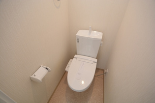 温水洗浄便座付きのトイレです♪