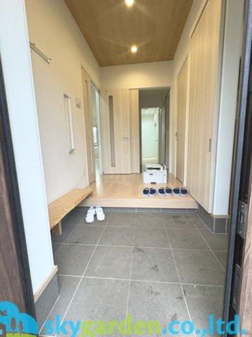 藤沢市宮原　中古戸建　全1棟の玄関|落ち着いた玄関です