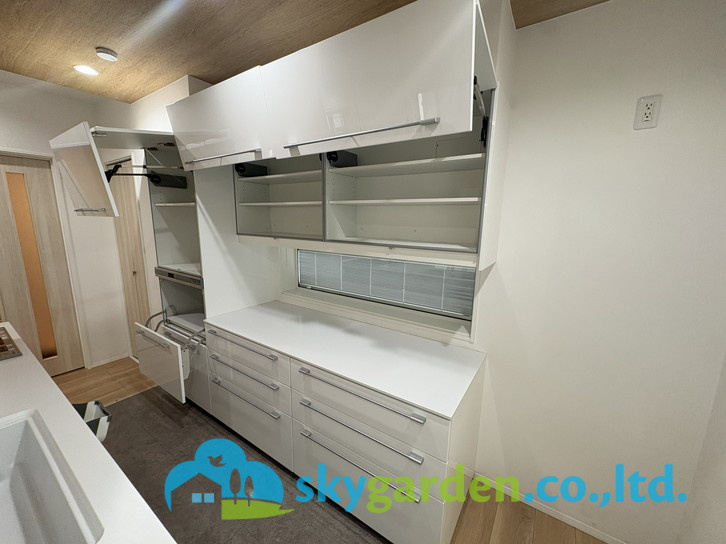 藤沢市宮原　中古戸建　全1棟のキッチン|カップボード大容量