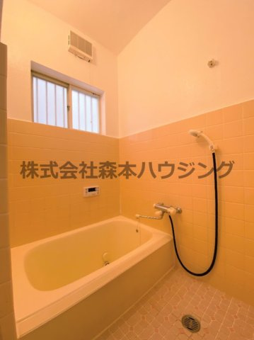 【浴室】 | 　寝屋川市春日町30戸建貸家 | 落ち着いた空間のお風呂です