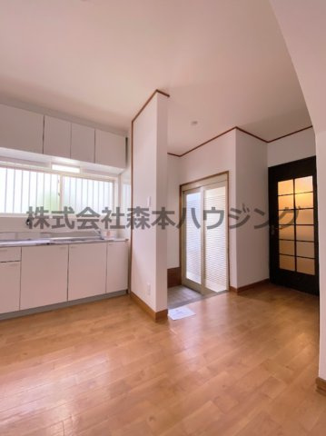 【居間・リビング】 | 　寝屋川市春日町30戸建貸家 | 明るい居間です