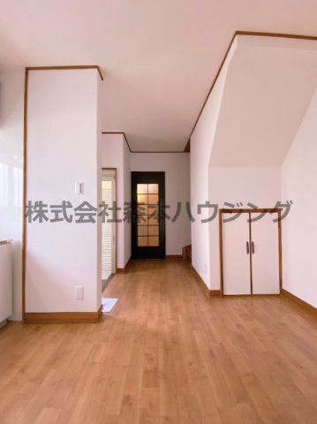 【居間・リビング】 | 　寝屋川市春日町30戸建貸家 | きれいな居間です