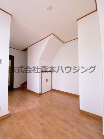 【居間・リビング】 | 　寝屋川市春日町30戸建貸家 | ゆったりとした居間です