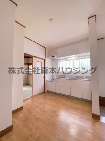 【居間・リビング】 | 　寝屋川市春日町30戸建貸家 | こちらの居間で趣味の時間をお楽しみください