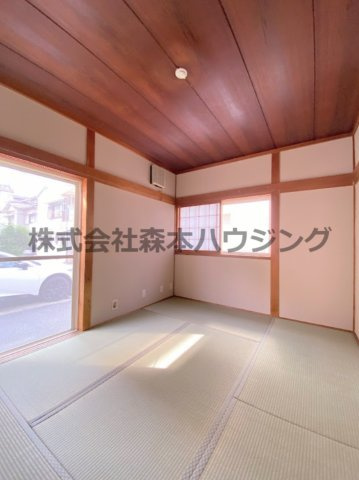 【和室】 | 　寝屋川市春日町30戸建貸家 | 和室があると落ち着いた雰囲気になりますね
1階