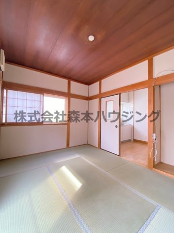 【和室】 | 　寝屋川市春日町30戸建貸家 | 日本らしい落ち着いた雰囲気の和室です
1階
