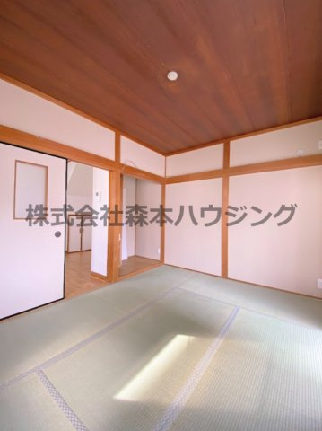 【和室】 | 　寝屋川市春日町30戸建貸家 | リビングスペース代わりに使えそうな和室です
1階