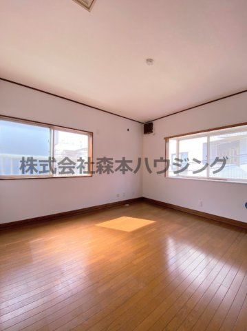 【洋室】 | 　寝屋川市春日町30戸建貸家 | 明るい洋室です