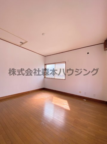 【洋室】 | 　寝屋川市春日町30戸建貸家 | 広々とした洋室です