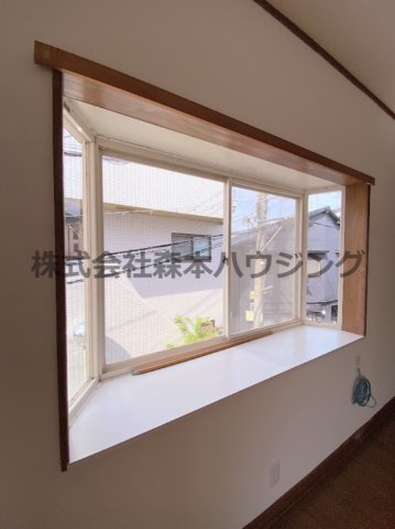 【内装】 | 　寝屋川市春日町30戸建貸家 | 出窓が明るくしてくれます