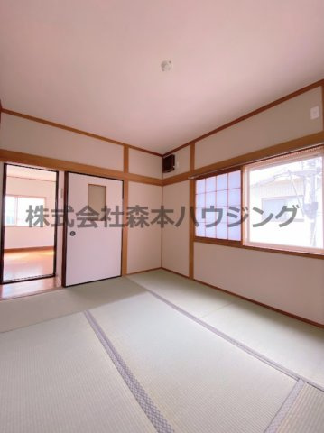 【和室】 | 　寝屋川市春日町30戸建貸家 | 落ち着いた雰囲気の和室付きです
2階