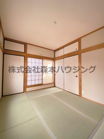 【寝室】 | 　寝屋川市春日町30戸建貸家 | 落ち着いて過ごせるお部屋なので、寝室にいかがでしょうか
2階