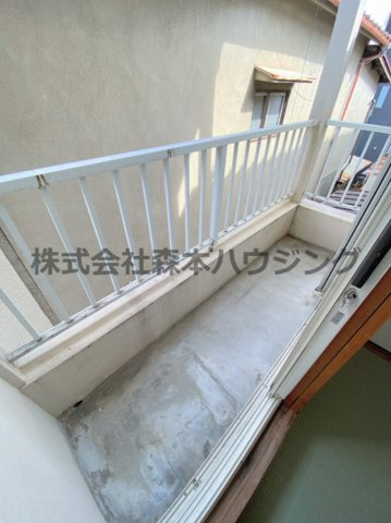 【バルコニー】 | 　寝屋川市春日町30戸建貸家 | 開放的で明るい空間を演出してくれるバルコニーです
