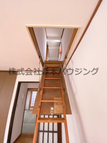 【内装】 | 　寝屋川市春日町30戸建貸家 | 屋根裏収納への折り畳み階段です