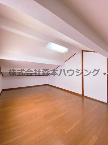 【収納】 | 　寝屋川市春日町30戸建貸家 | 広々とした屋根裏収納スペースです