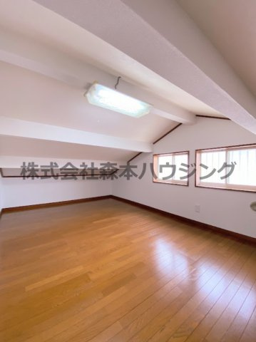 【収納】 | 　寝屋川市春日町30戸建貸家 | 明るい屋根裏収納スペースです