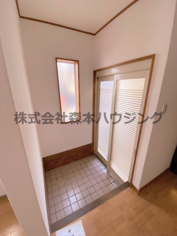 【玄関】 | 　寝屋川市春日町30戸建貸家 | 明るい玄関です