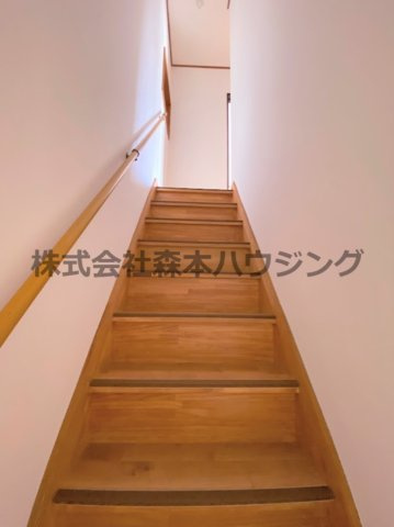 【内装】 | 　寝屋川市春日町30戸建貸家 | 室内階段部分です