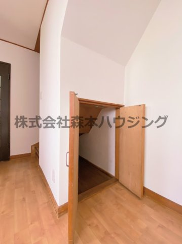 【収納】 | 　寝屋川市春日町30戸建貸家 | 便利な階段下収納です