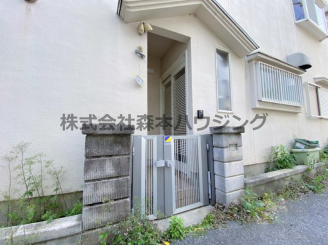 【エントランス】 | 　寝屋川市春日町30戸建貸家 | 落ち着いたエントランスです