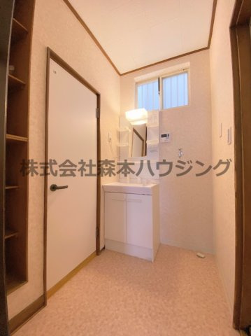 【洗面所】 | 　寝屋川市春日町30戸建貸家 | 明るい洗面所です