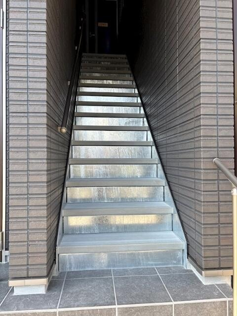 サンライズ大山Ⅱのその他共用部分|共用階段は明るく清潔感あり