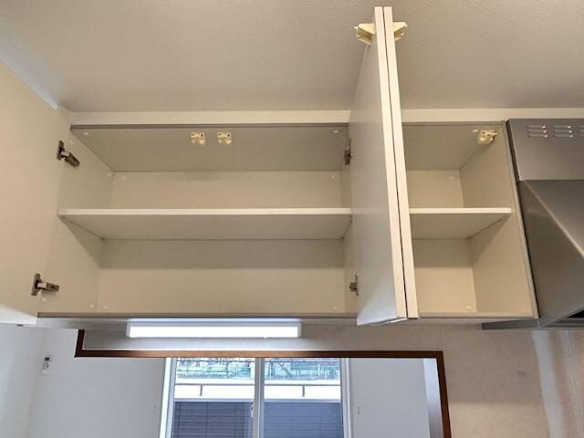 サンライズ大山Ⅱの収納|吊戸棚付きで収納力のあるキッチン