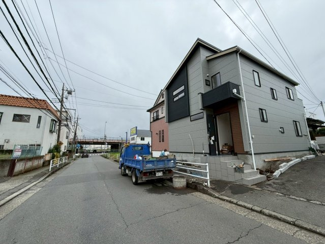 厚木市愛甲東１丁目新築戸建て　1号棟の前面道路含む現地写真