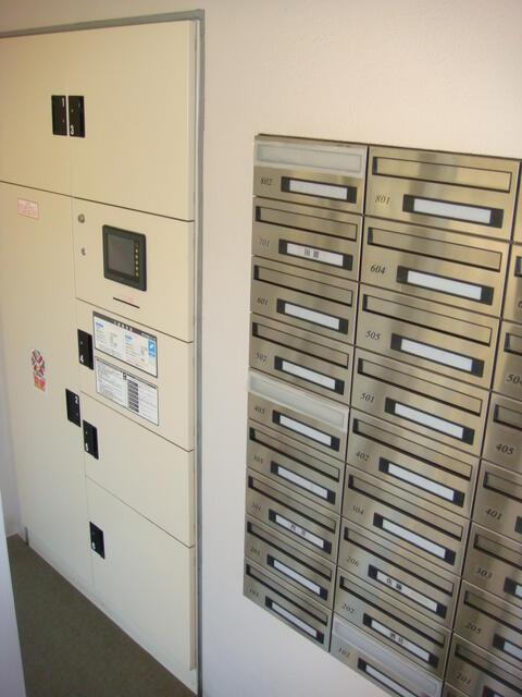 ドゥーエ東高円寺のその他共用部分|ポストと宅配ボックスです