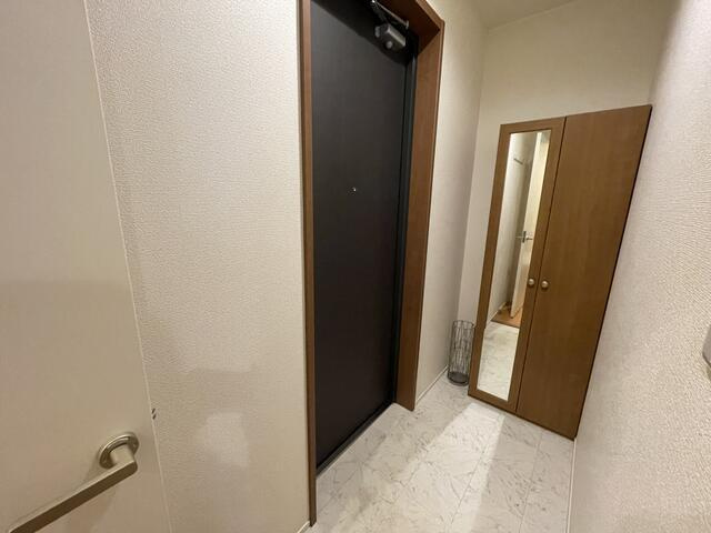 アメニティコートウエスト上落合の玄関|収納もある玄関です