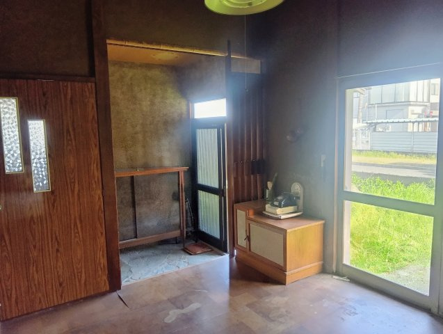 売中古戸建　焼津市小川新町５丁目の玄関|玄関ホールにも大きな窓があり、とても明るい玄関です！