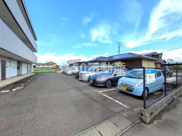 サンメゾン16の駐車場