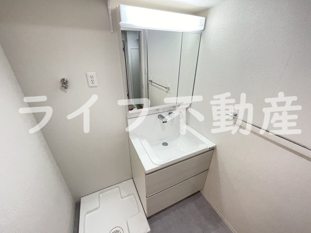 グランドレッセ今里の独立洗面台|独立洗面台、小物を置くことができて便利です