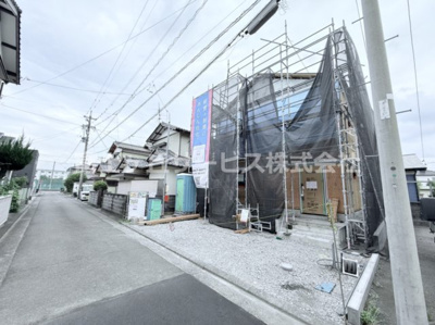 【外観】 | 焼津市東小川3丁目 6期 新築一戸建て | 現在建築中の外観画像です。ご内覧は同じメーカーの完成物件へご案内いたしますので、いつでもご相談ください！