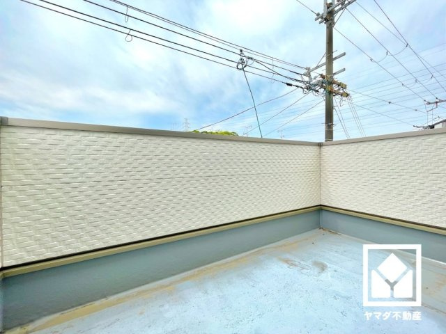 尼崎市大庄北３丁目のバルコニー|南向きバルコニーで陽当たり、風通し良好。バルコニーが2階と3階にございますので、お洗濯物をたっぷりと干す事ができます。